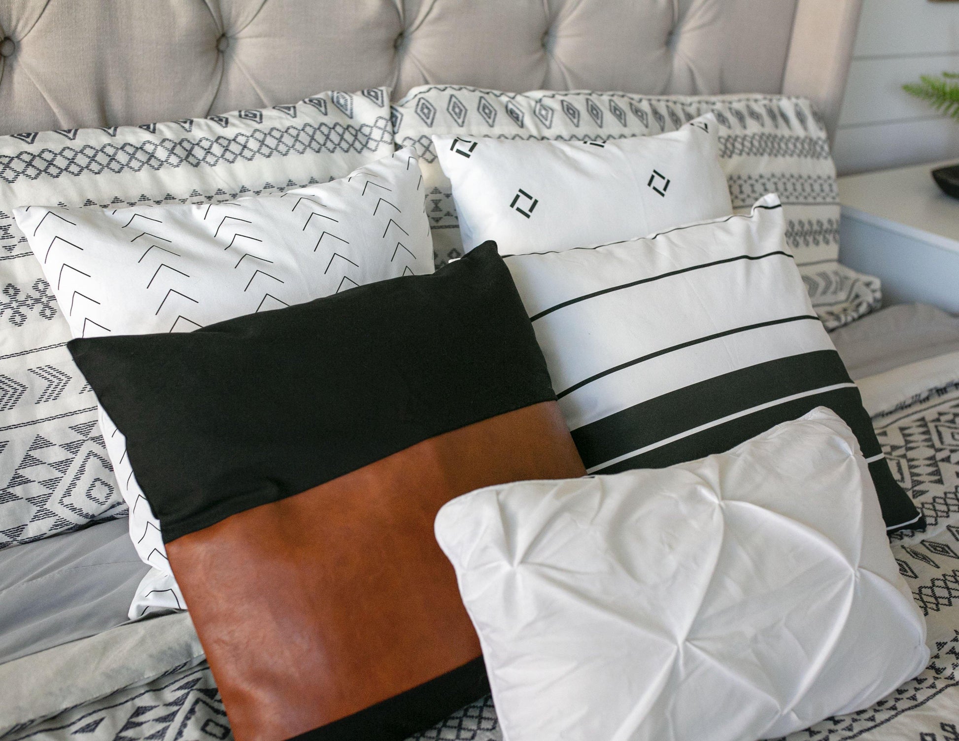 https://vineandnest.com/cdn/shop/products/black-and-white-boho-pillow-cover-collection-bedding-205.jpg?v=1666725262&width=1946